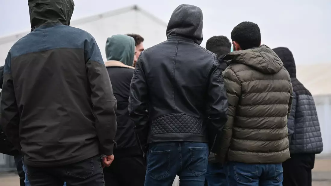Kriegsflüchtlinge aus Syrien auf dem Gelände einer Flüchtlingsunterkunft. - Bild: Arne Dedert/dpa