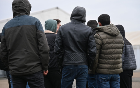 Kriegsflüchtlinge aus Syrien auf dem Gelände einer Flüchtlingsunterkunft. - Foto: Arne Dedert/dpa