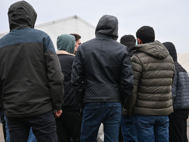 Kriegsflüchtlinge aus Syrien auf dem Gelände einer Flüchtlingsunterkunft. - Foto: Arne Dedert/dpa