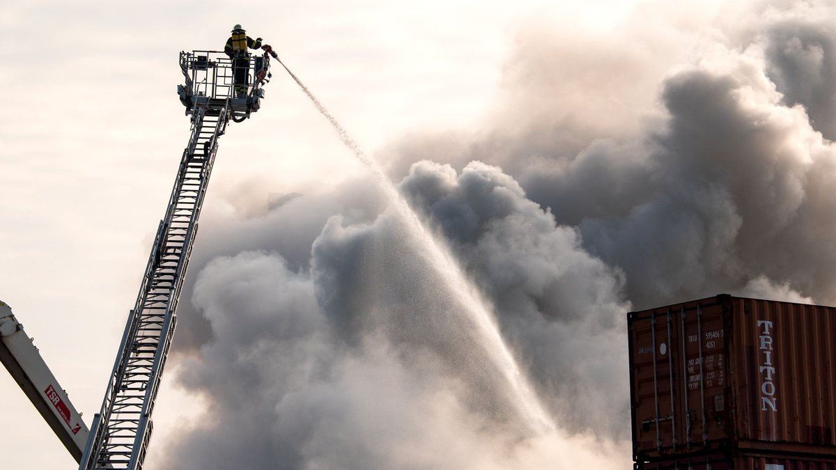 Die Feuerwehr kämpft im Hamburger Hafen gegen das Feuer. - Foto: Daniel Bockwoldt/dpa/Daniel Bockwoldt