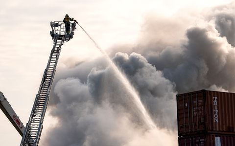 Die Feuerwehr kÀmpft im Hamburger Hafen gegen das Feuer. - Foto: Daniel Bockwoldt/dpa/Daniel Bockwoldt Die Feuerwehr kÀmpft im Hamburger Hafen gegen das Feuer. - Foto: Daniel Bockwoldt/dpa/Daniel Bockwoldt