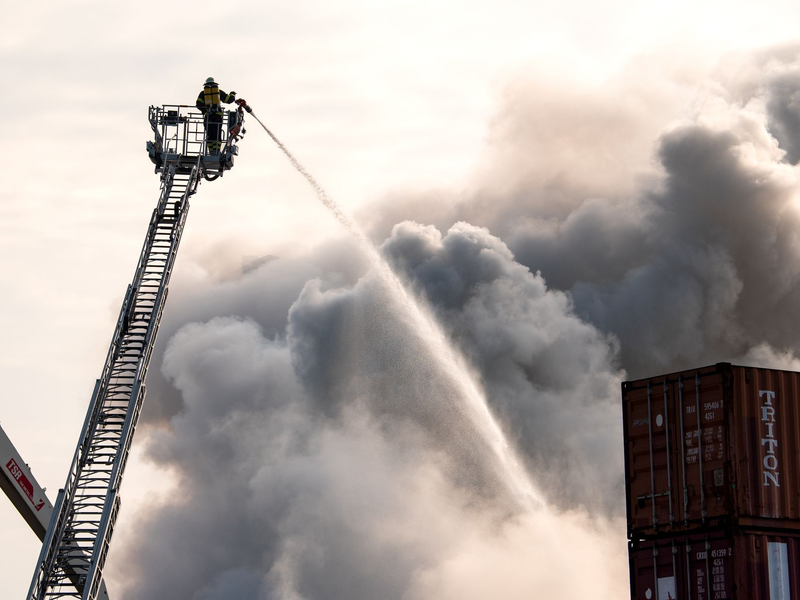 Die Feuerwehr kämpft im Hamburger Hafen gegen das Feuer. - Foto: Daniel Bockwoldt/dpa/Daniel Bockwoldt