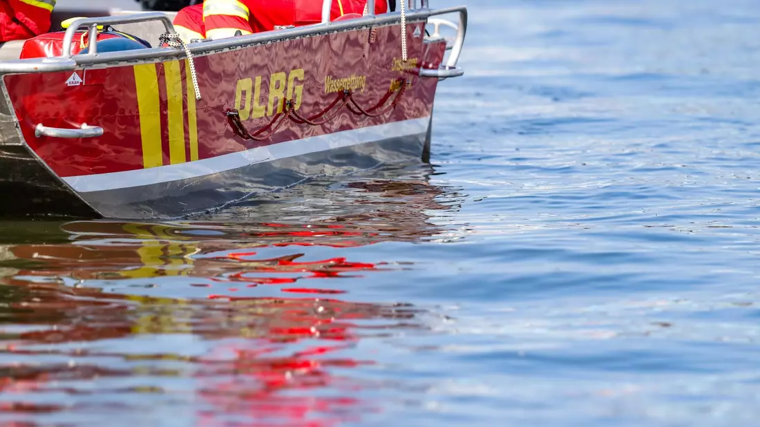 DLRG rettete im Jahr 2023 870 Menschen aus dem Wasser. - Bild: Christoph Reichwein/dpa