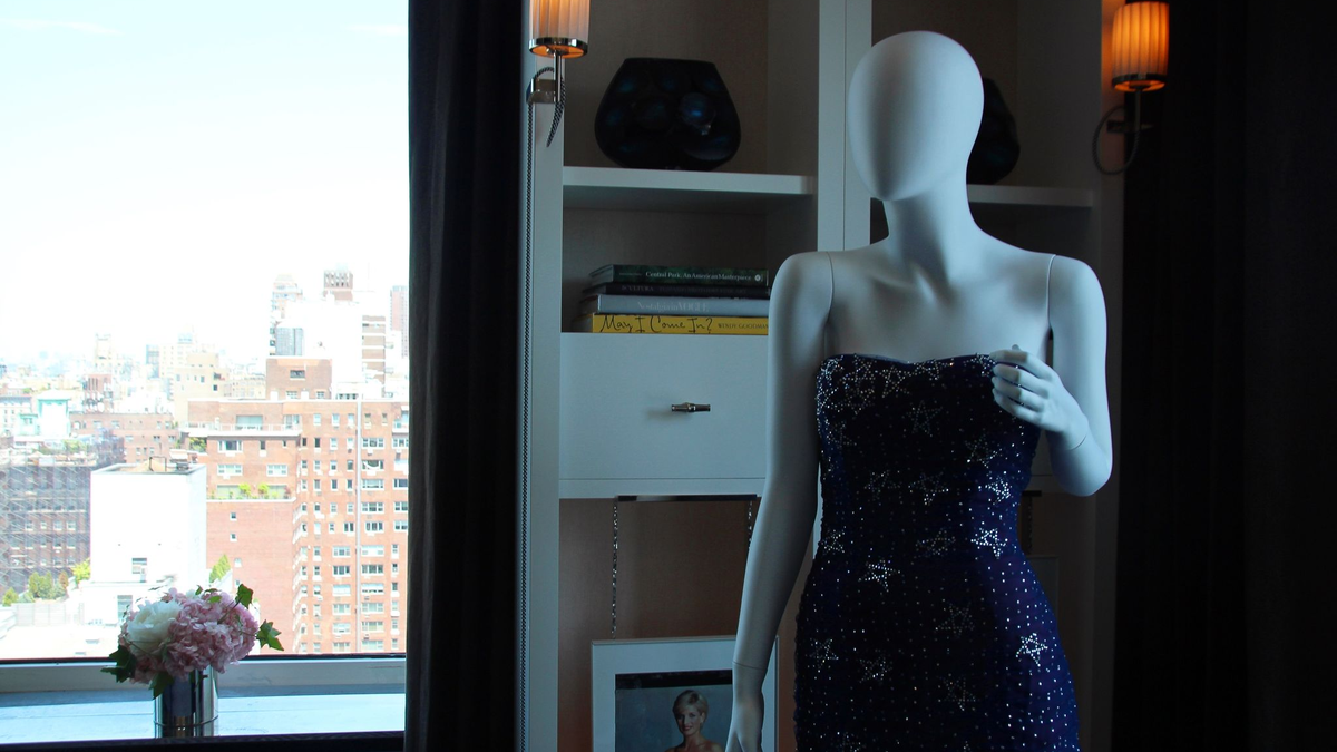 Es handelt sich um eine der größten Versteigerungen von Stücken, die Diana einst getragen hat. - Foto: Christina Horsten/dpa