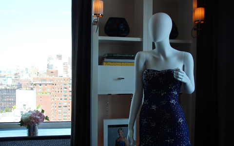 Es handelt sich um eine der größten Versteigerungen von Stücken, die Diana einst getragen hat. - Foto: Christina Horsten/dpa