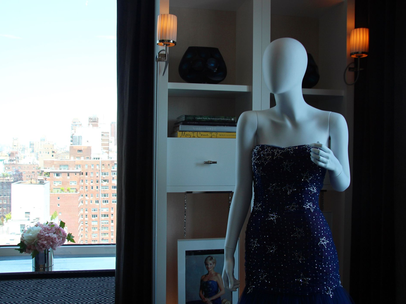 Es handelt sich um eine der größten Versteigerungen von Stücken, die Diana einst getragen hat. - Foto: Christina Horsten/dpa