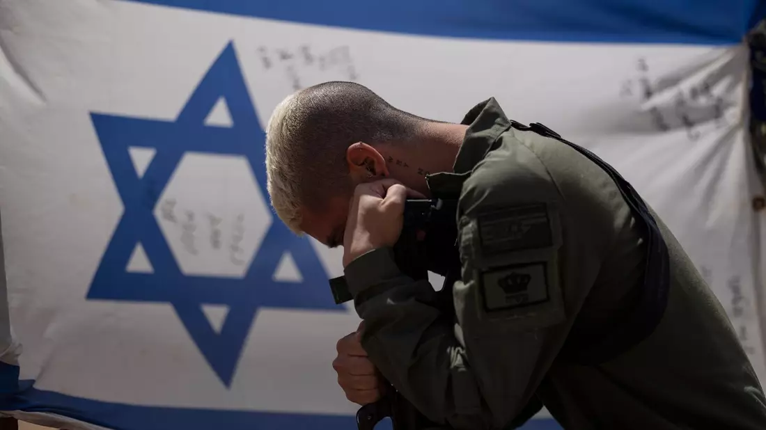 Ein israelischer Soldat mit dem Siegeszeichen: «Israel weist die verabscheuungswürdigen und unmoralischen Anschuldigungen gegen die IDF (Israelische Streitkräfte) zurück». - Bild: Leo Correa/AP/dpa