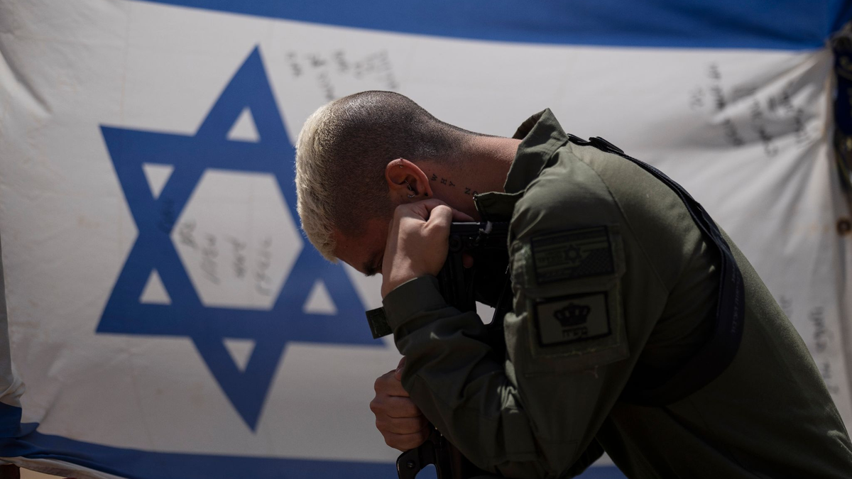 Ein israelischer Soldat neben der Nationalflagge: Gibt es für Israel einen Ausweg aus dem Schlamassel? - Foto: Leo Correa/AP/dpa