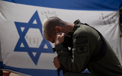 Ein israelischer Soldat mit dem Siegeszeichen: «Israel weist die verabscheuungswürdigen und unmoralischen Anschuldigungen gegen die IDF (Israelische Streitkräfte) zurück». - Foto: Leo Correa/AP/dpa