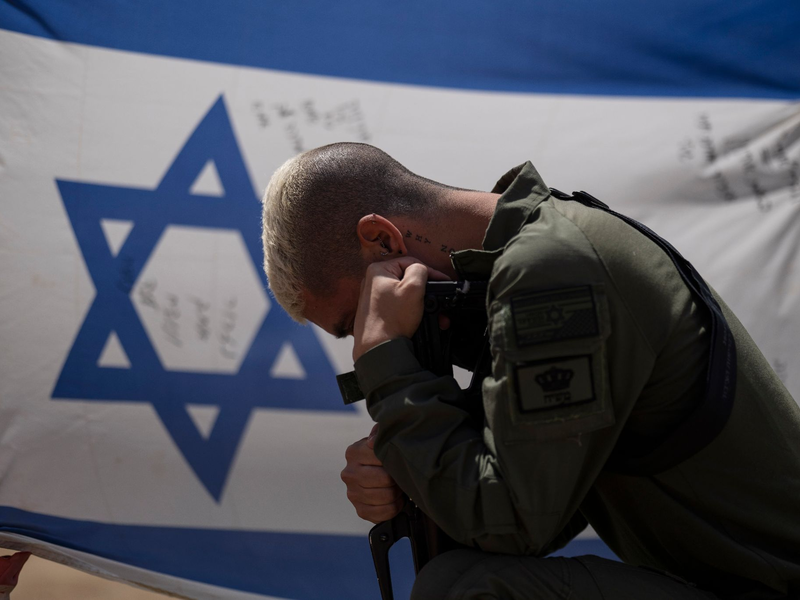 Ein israelischer Soldat mit dem Siegeszeichen: «Israel weist die verabscheuungswürdigen und unmoralischen Anschuldigungen gegen die IDF (Israelische Streitkräfte) zurück». - Foto: Leo Correa/AP/dpa