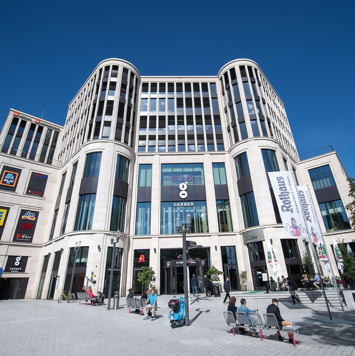 Die Zahl der Einkaufszentren ist einer Studie zufolge erstmals seit 60 Jahren leicht gesunken. - Foto: Sebastian Gollnow/dpa