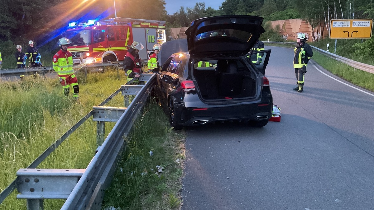 FW-DO: Besatzung eines Krankenwagen bemerkt verunfalltes Fahrzeug - Foto: presseportal.de