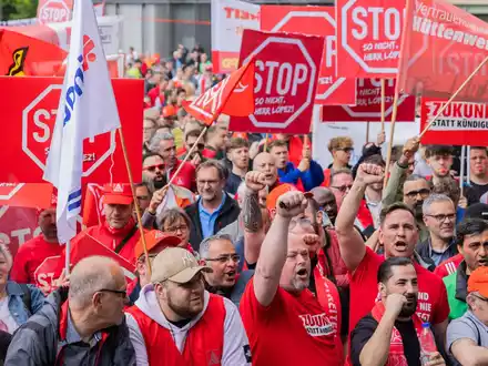 Mitarbeitende stehen bei einer Demonstration vor der Konzernzentrale von Thyssenkrupp. - Foto: Rolf Vennenbernd/dpa