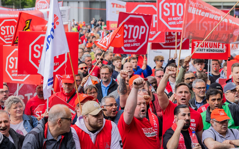 Mitarbeitende stehen bei einer Demonstration vor der Konzernzentrale von Thyssenkrupp. - Foto: Rolf Vennenbernd/dpa