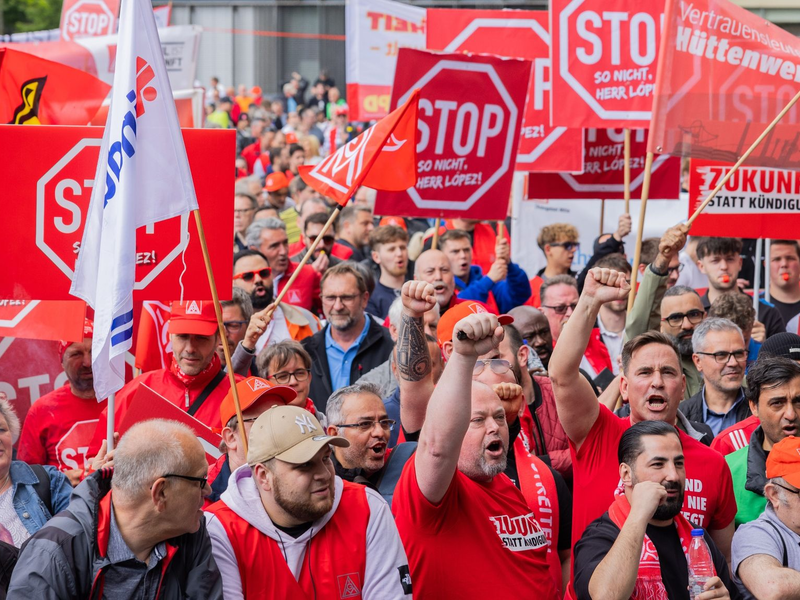 Mitarbeitende stehen bei einer Demonstration vor der Konzernzentrale von Thyssenkrupp. - Foto: Rolf Vennenbernd/dpa