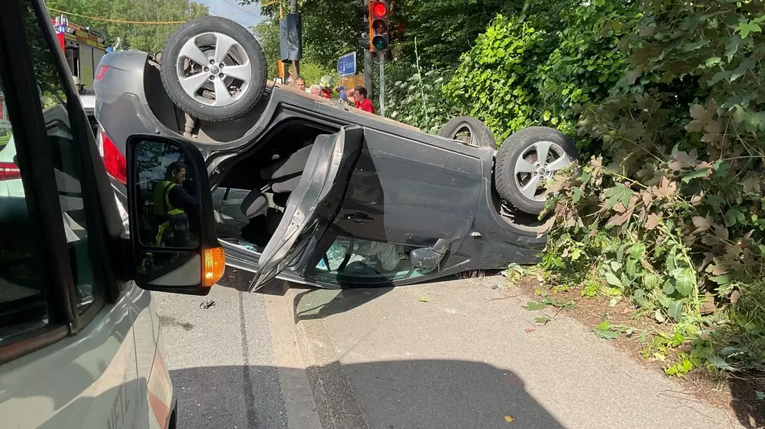 FW-DO: Ersthelfer verletzt sich, als er einem verunfallten PKW Fahrer hilft - Bild: presseportal.de