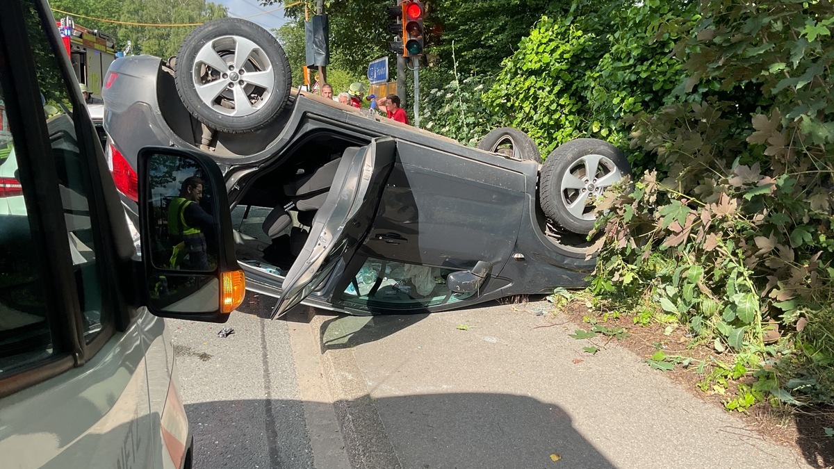 FW-DO: Ersthelfer verletzt sich, als er einem verunfallten PKW Fahrer hilft - Foto: presseportal.de