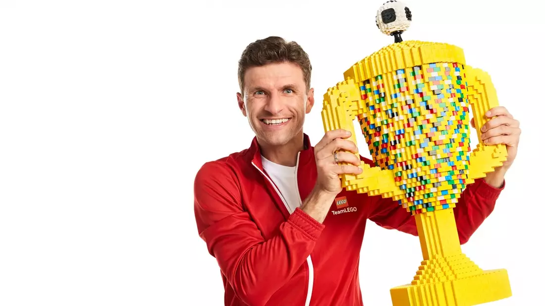 Neues Team für Thomas Müller: Der Nationalspieler spielt jetzt im LEGO® Team - Bild: presseportal.de
