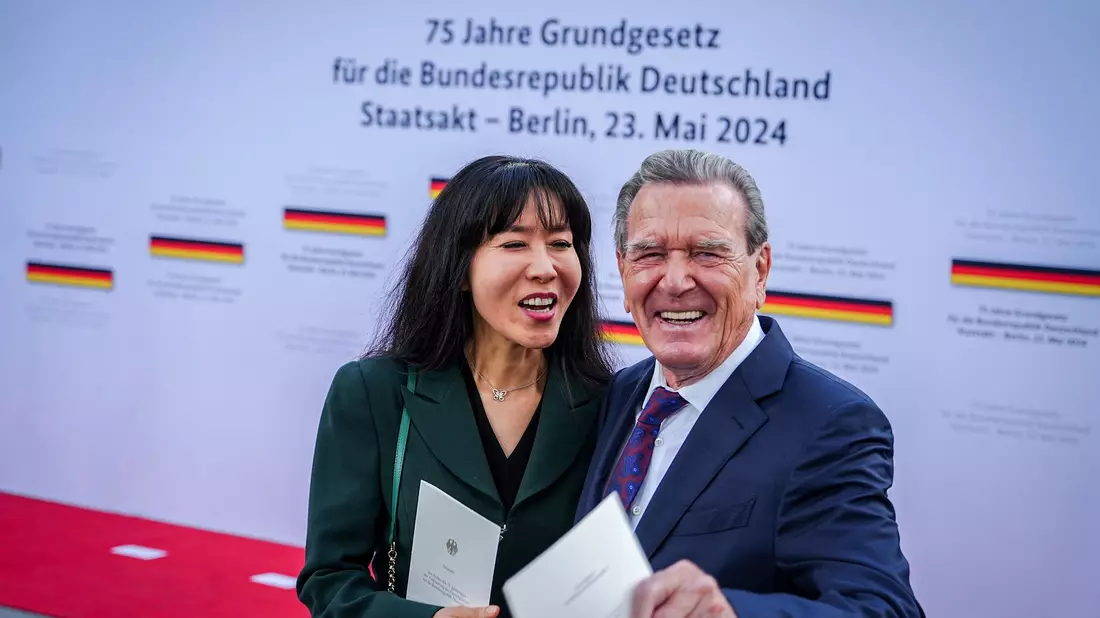 Auch der frühere Bundeskanzler Gerhard Schröder und So-yeon Schröder-Kim nahmen beim Staatsakt in Berlin teil. - Bild: Kay Nietfeld/dpa