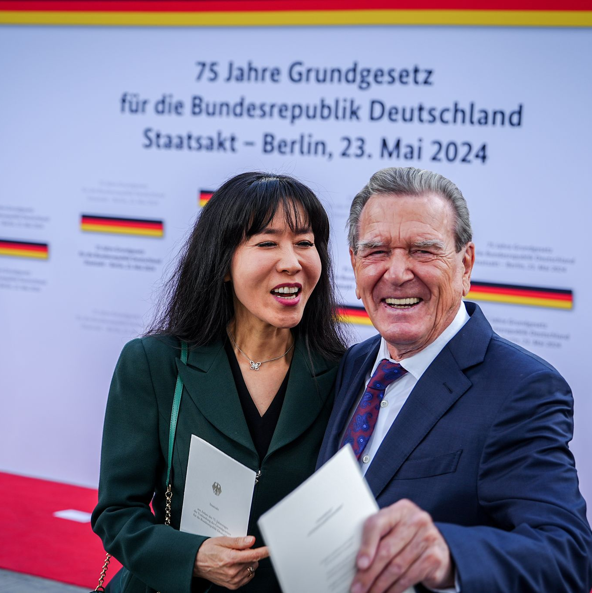 Auch der frühere Bundeskanzler Gerhard Schröder und So-yeon Schröder-Kim nahmen beim Staatsakt in Berlin teil. - Foto: Kay Nietfeld/dpa