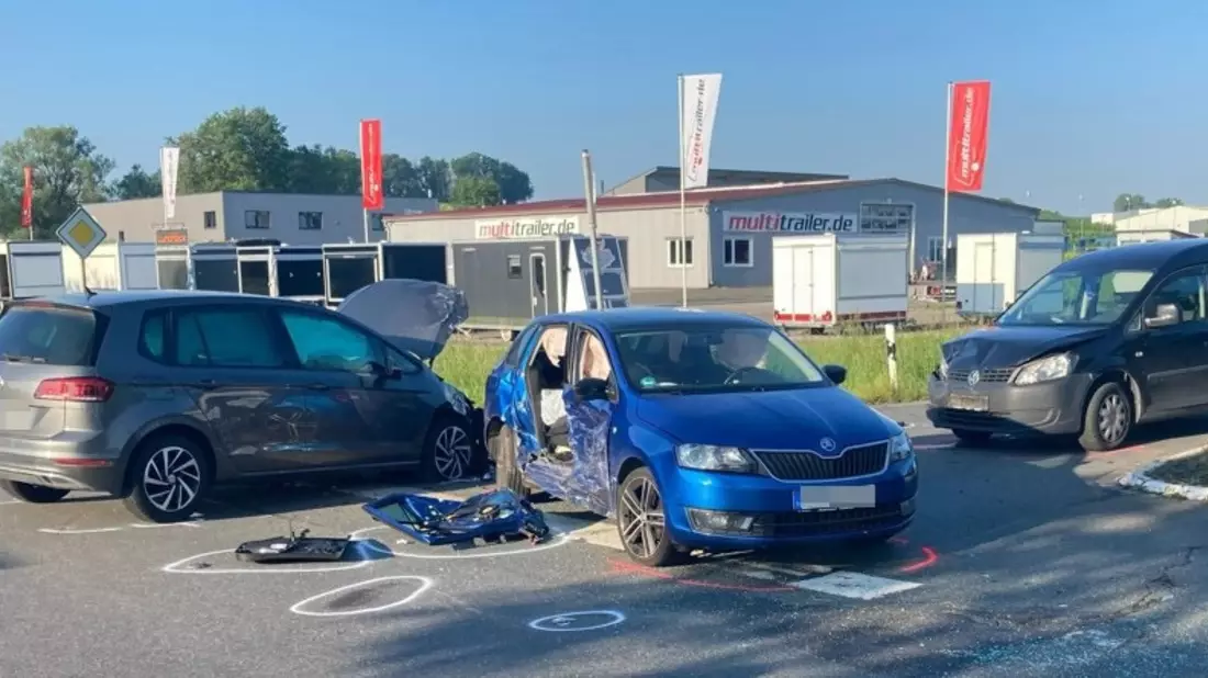 POL-HX: Verkehrsunfall mit drei Pkw und drei Verletzten - Bild: presseportal.de