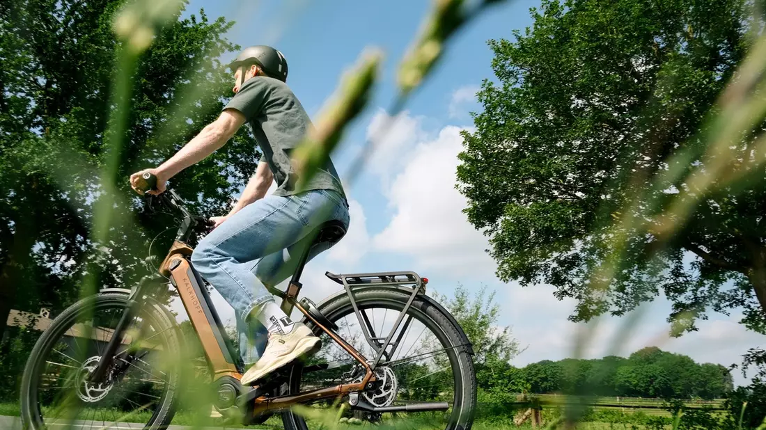Stabil und sicher: Kalkhoff E-Bike erlaubt beeindruckende 170 Kilo Gesamtgewicht und geht im Trekking-E-Bike-Test von Stiftung Warentest als Testsieger hervor - Bild: presseportal.de