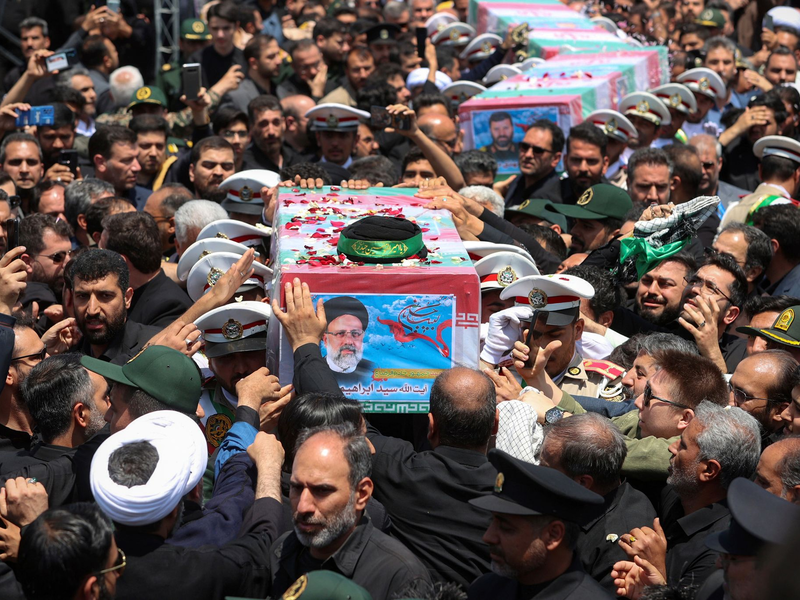 Der tödlich verunglückte iranische Präsident Ebrahim Raisi wurde in seiner Heimatstadt Maschhad beigesetzt. - Foto: Uncredited/Iranian Presidency Office/AP/dpa