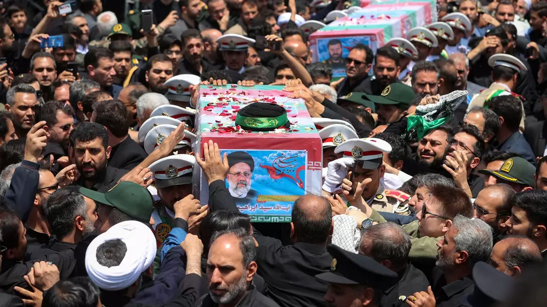 Der tödlich verunglückte iranische Präsident Ebrahim Raisi wurde in seiner Heimatstadt Maschhad beigesetzt. - Bild: Uncredited/Iranian Presidency Office/AP/dpa