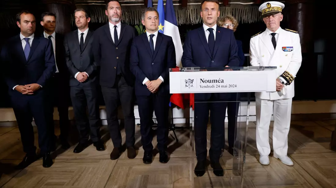 Der französische Präsident Emmanuel Macron (2.v.r) hält eine Rede in der Residenz des Hochkommissars von Neukaledonien. - Bild: Ludovic Marin/POOL AFP/AP/dpa