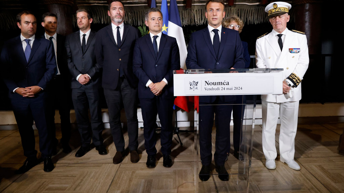 Der französische Präsident Emmanuel Macron (2.v.r) hält eine Rede in der Residenz des Hochkommissars von Neukaledonien. - Foto: Ludovic Marin/POOL AFP/AP/dpa