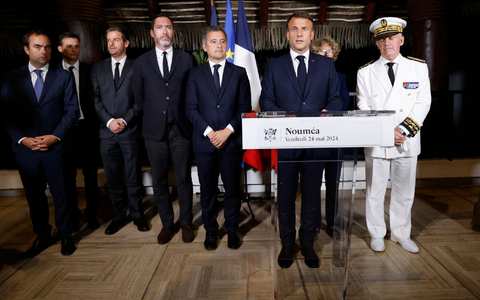 Der französische Präsident Emmanuel Macron (2.v.r) hält eine Rede in der Residenz des Hochkommissars von Neukaledonien. - Foto: Ludovic Marin/POOL AFP/AP/dpa