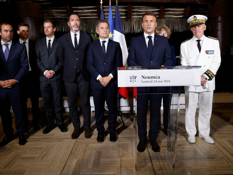 Der französische Präsident Emmanuel Macron (2.v.r) hält eine Rede in der Residenz des Hochkommissars von Neukaledonien. - Foto: Ludovic Marin/POOL AFP/AP/dpa