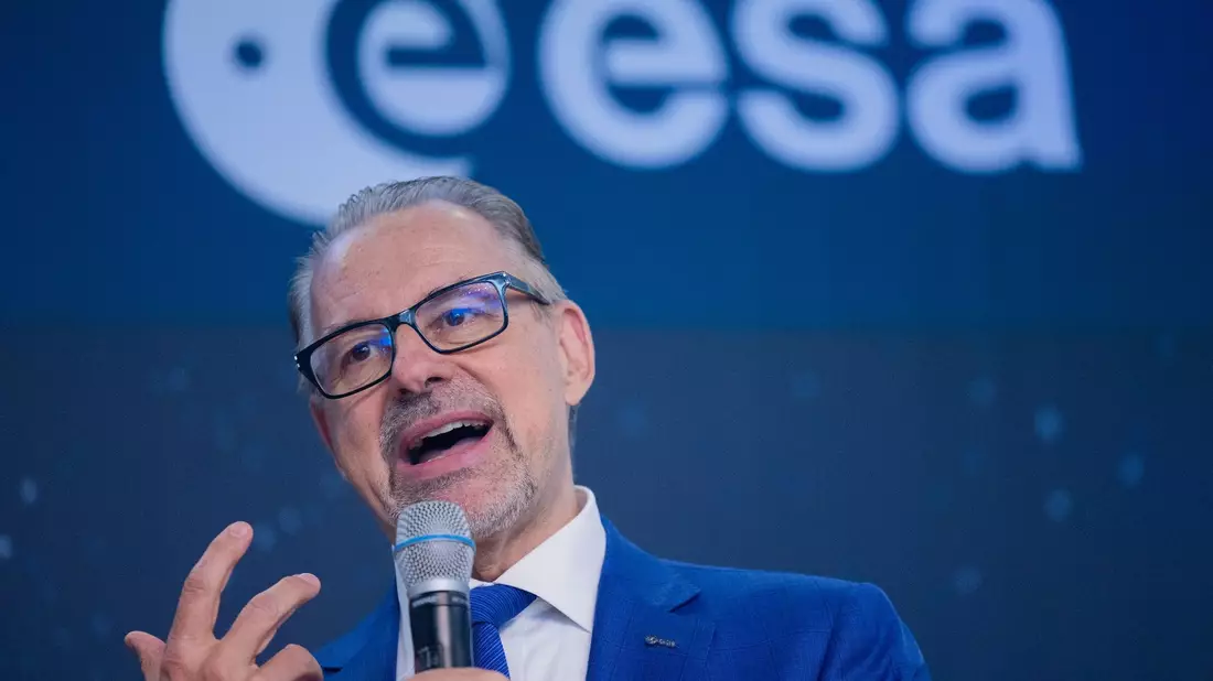 Wenn eine Nation Anti-Satellitenwaffen einsetze, erzeuge dies Trümmer, die auch eigene Satelliten gefährdeten, sagt Esa-Chef Josef Aschbacher. - Bild: Rolf Vennenbernd/dpa