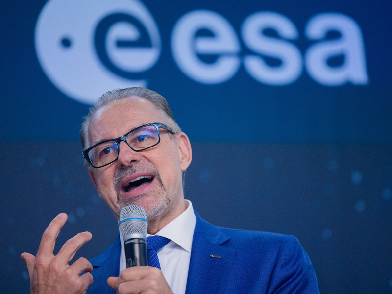 Wenn eine Nation Anti-Satellitenwaffen einsetze, erzeuge dies Trümmer, die auch eigene Satelliten gefährdeten, sagt Esa-Chef Josef Aschbacher. - Foto: Rolf Vennenbernd/dpa