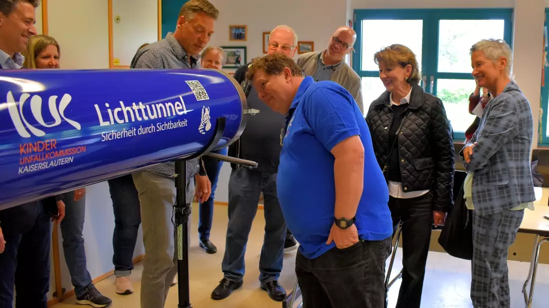 POL-PPWP: Lichttunnel der Kinderunfallkommission vorgestellt - Bild: presseportal.de