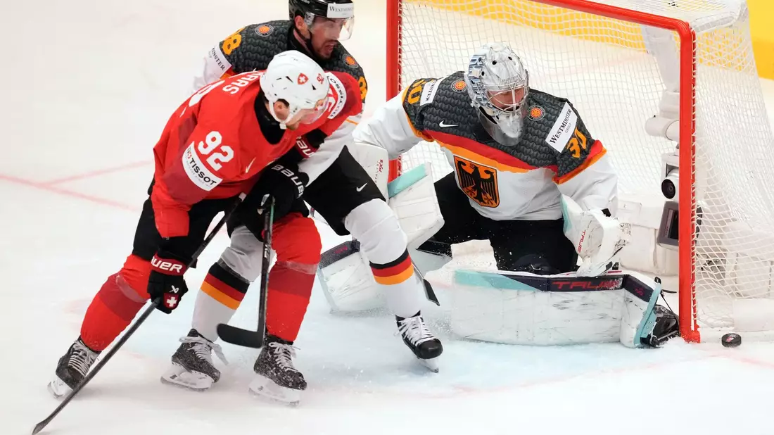 Musste sich gegen die Schweizer Mannschaft geschlagen geben: Der deutsche Torhüter Philipp Grubauer (r) - Bild: Darko Vojinovic/AP/dpa