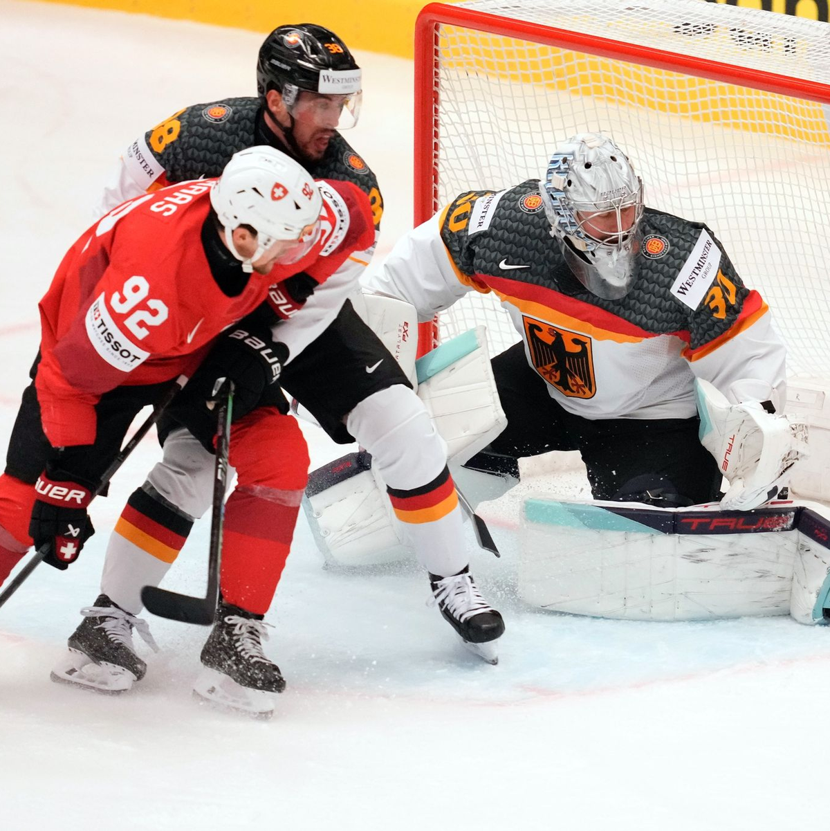 Musste sich gegen die Schweizer Mannschaft geschlagen geben: Der deutsche Torhüter Philipp Grubauer (r) - Foto: Darko Vojinovic/AP/dpa