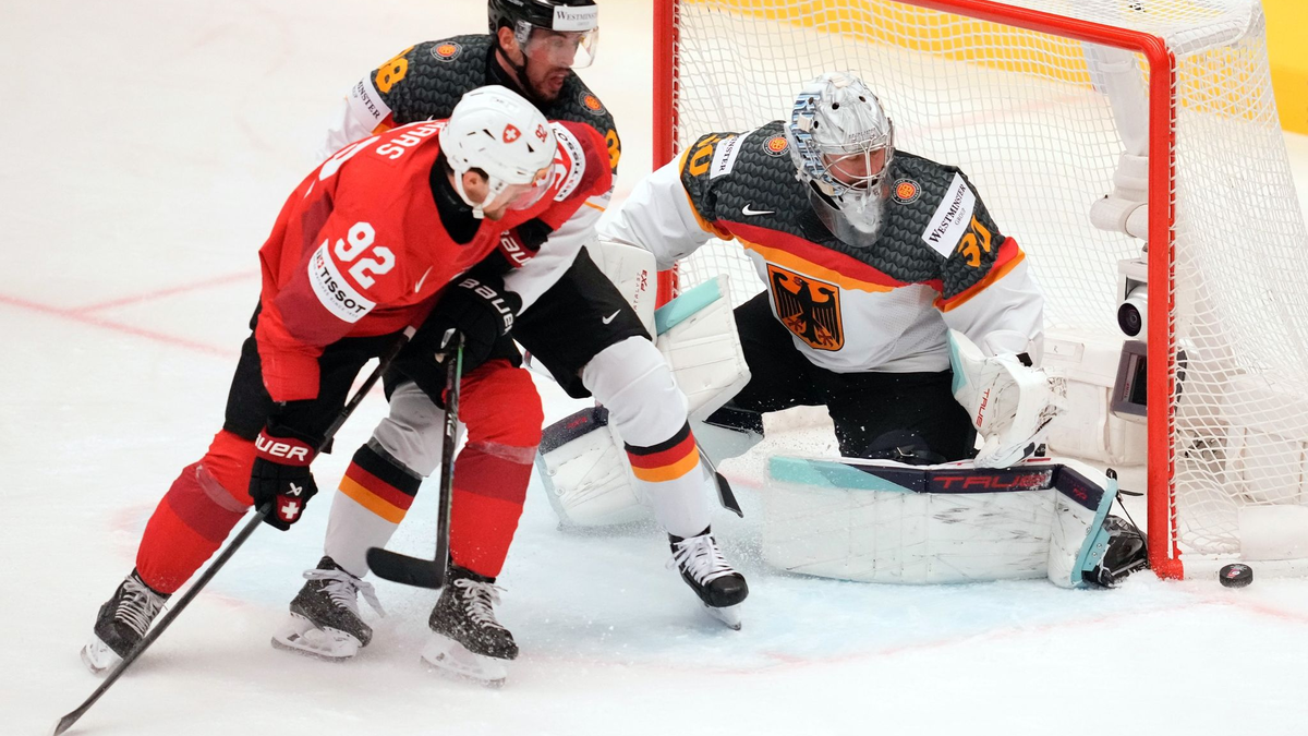 Musste sich gegen die Schweizer Mannschaft geschlagen geben: Der deutsche Torhüter Philipp Grubauer (r) - Foto: Darko Vojinovic/AP/dpa
