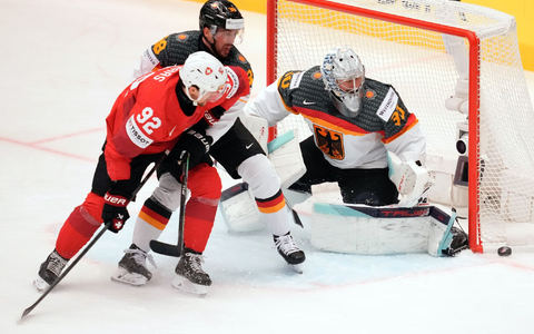 Musste sich gegen die Schweizer Mannschaft geschlagen geben: Der deutsche Torhüter Philipp Grubauer (r) - Foto: Darko Vojinovic/AP/dpa