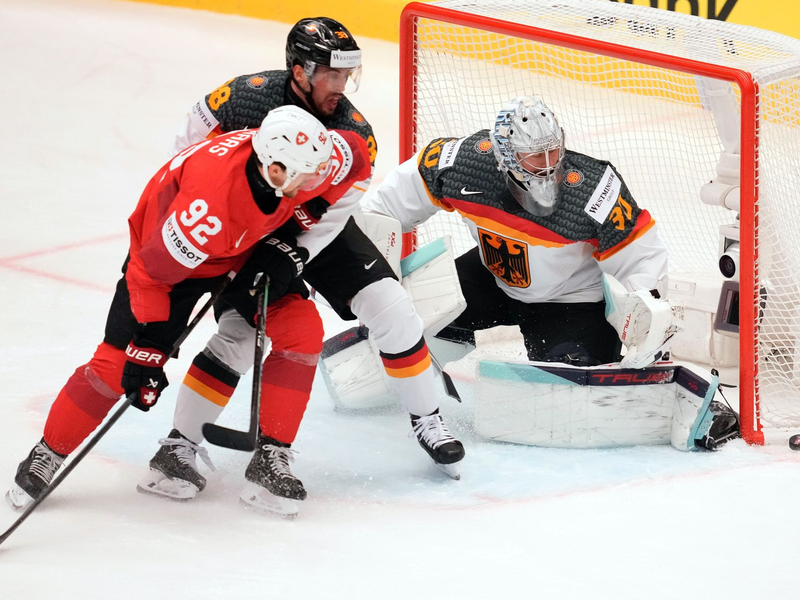 Musste sich gegen die Schweizer Mannschaft geschlagen geben: Der deutsche Torhüter Philipp Grubauer (r) - Foto: Darko Vojinovic/AP/dpa