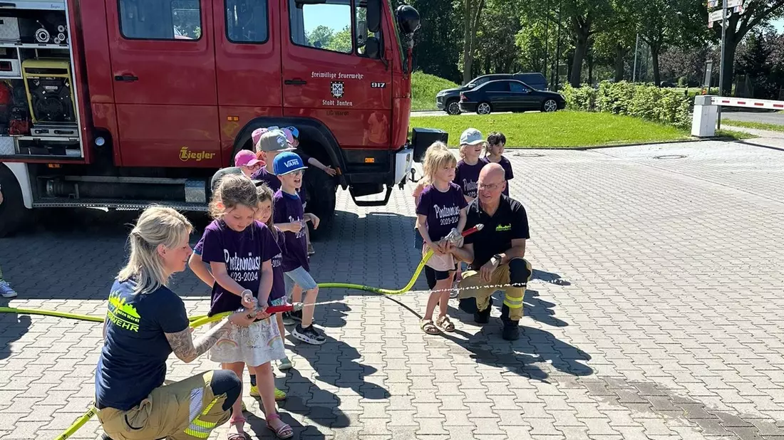 FW Xanten: Kindertagesstätte Seestern zu Gast bei der Einheit Wardt - Bild: presseportal.de