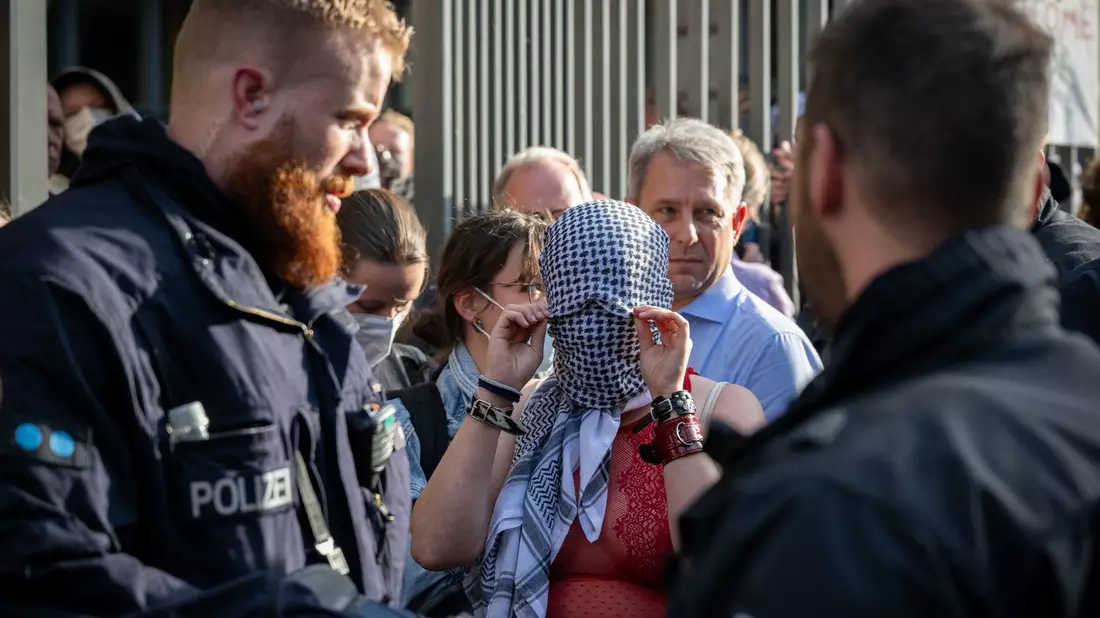 Die Räumung der von propalästinensischen Aktivisten besetzten Teile der HU hat begonnen. - Bild: Soeren Stache/dpa
