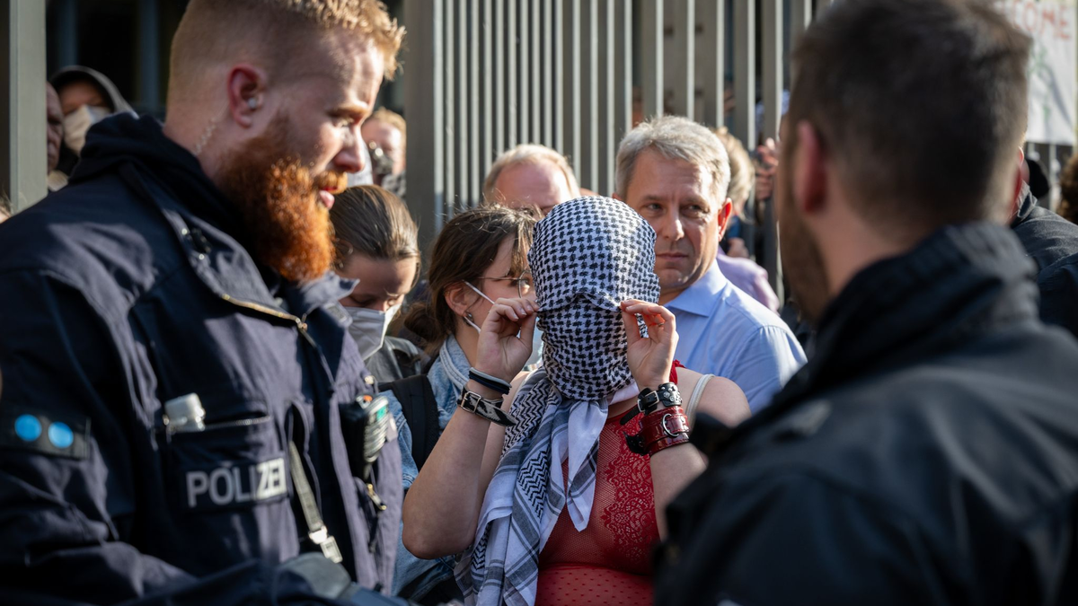 Die Räumung der von propalästinensischen Aktivisten besetzten Teile der HU hat begonnen. - Foto: Soeren Stache/dpa