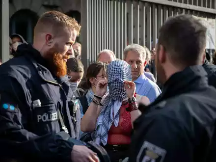 Die Räumung der von propalästinensischen Aktivisten besetzten Teile der HU hat begonnen. - Foto: Soeren Stache/dpa