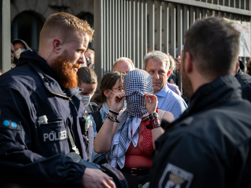 Die Räumung der von propalästinensischen Aktivisten besetzten Teile der HU hat begonnen. - Foto: Soeren Stache/dpa
