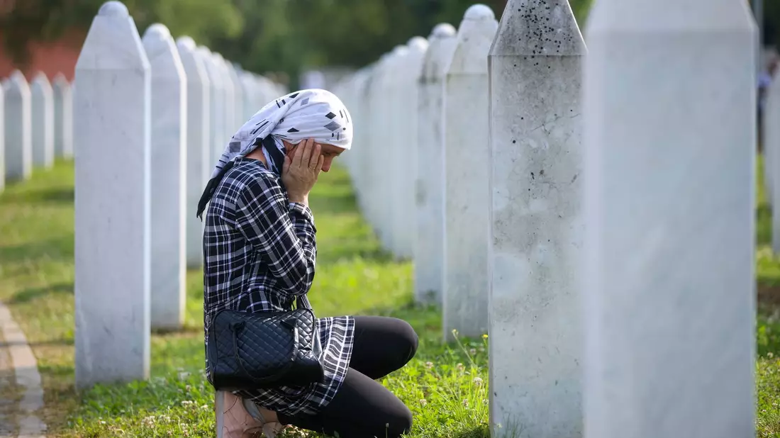 Dem Massaker von Srebrenica im Zuge des Bosnien-Kriegs fielen 8000 bosnische Muslime zum Opfer. - Bild: Armin Durgut/AP/dpa