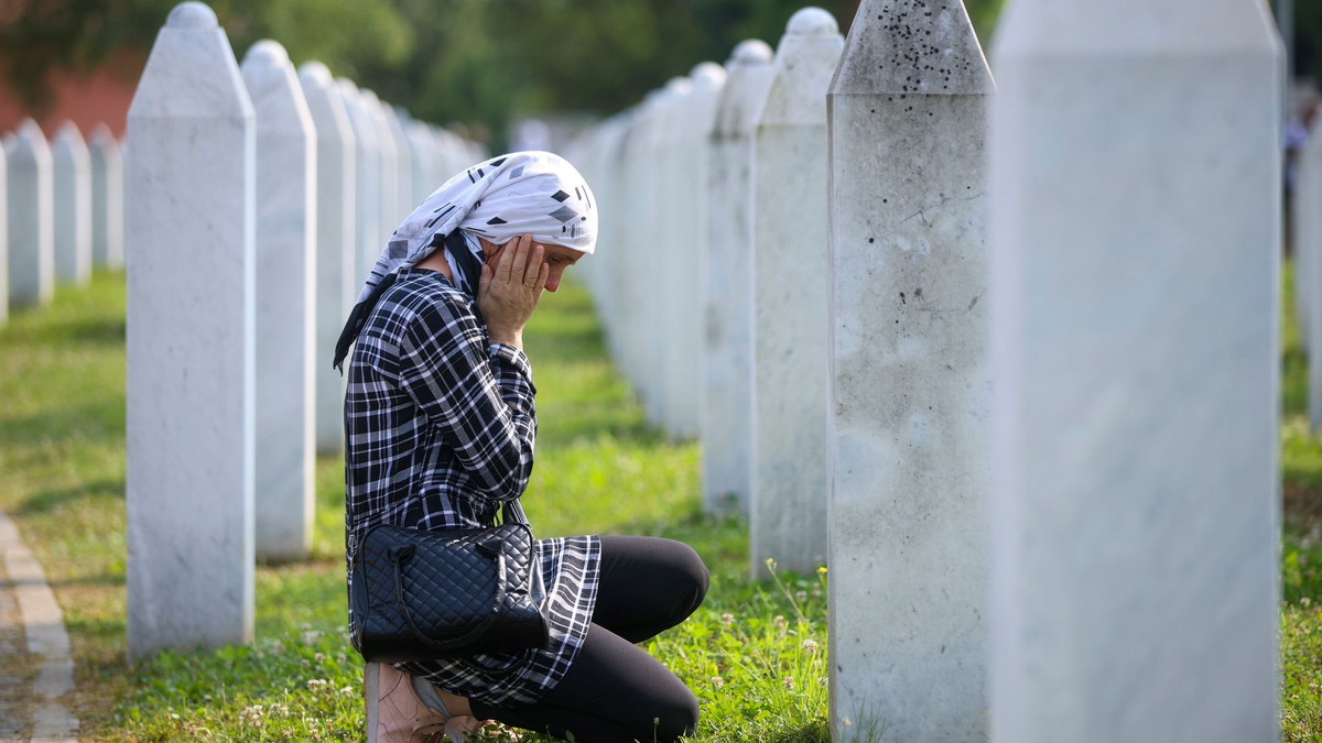 Dem Massaker von Srebrenica im Zuge des Bosnien-Kriegs fielen 8000 bosnische Muslime zum Opfer. - Foto: Armin Durgut/AP/dpa