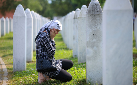 Dem Massaker von Srebrenica im Zuge des Bosnien-Kriegs fielen 8000 bosnische Muslime zum Opfer. - Foto: Armin Durgut/AP/dpa