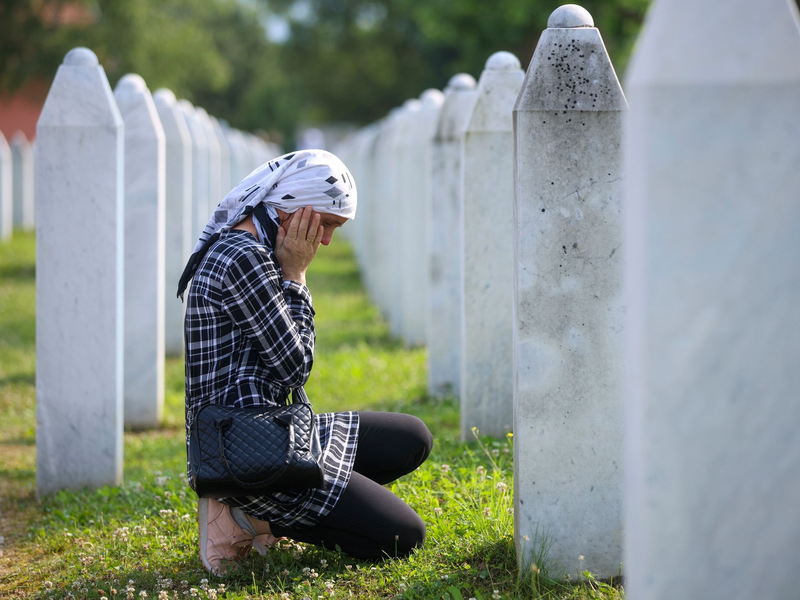 Dem Massaker von Srebrenica im Zuge des Bosnien-Kriegs fielen 8000 bosnische Muslime zum Opfer. - Foto: Armin Durgut/AP/dpa
