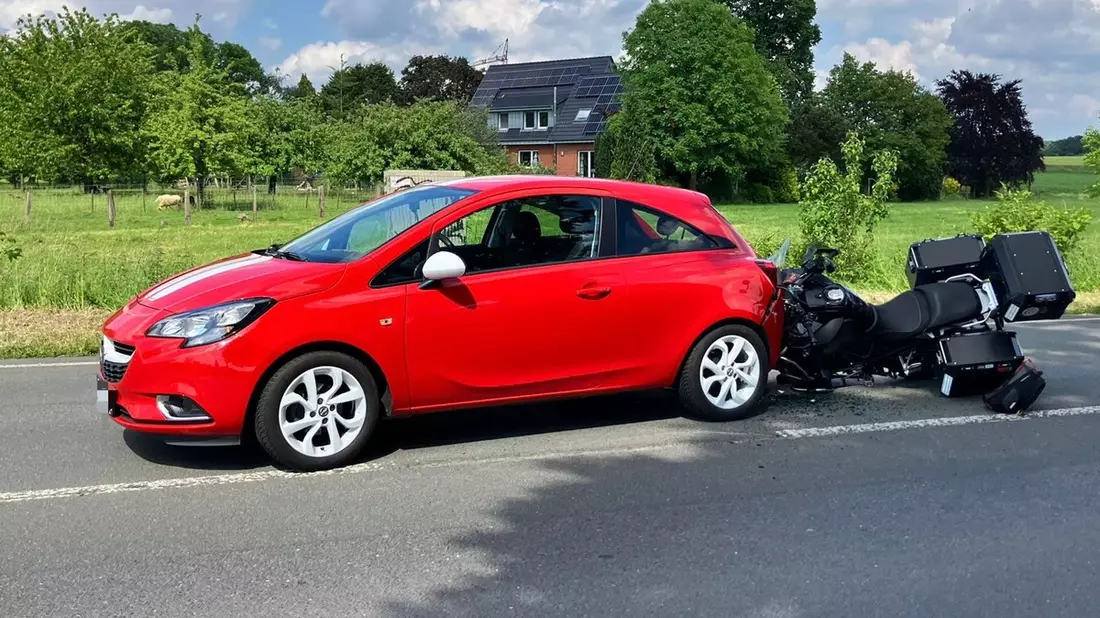 FW-Schermbeck: Auslaufende Betriebsmittel nach Verkehrsunfall - Bild: presseportal.de